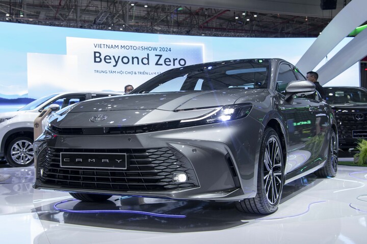 Toyota Camry là mẫu sedan hybrid duy nhất góp mặt trong danh sách xe bán chạy năm 2025.