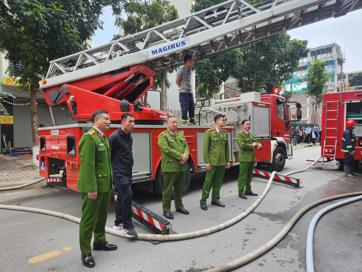 Lãnh đạo Công an tỉnh và Công an phường Võ Cường trực tiếp chỉ đạo chữa cháy tại hiện trường.