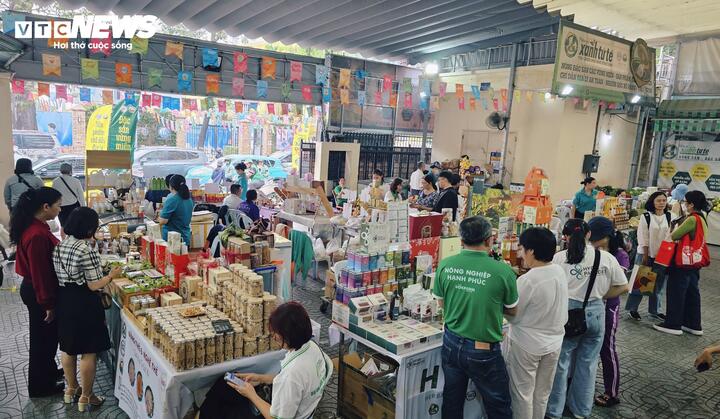 Phiên chợ diễn ra từ 11 - 14/2/2026 (24 - 27 tháng Chạp) tại 135A Pasteur, phường Xuân Hòa, TP.HCM.