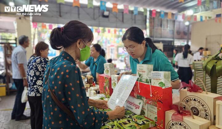 Người dân TP.HCM mua sắm tại phiên chợ Tết Xanh - Quà Việt, tìm nông sản sạch, thực phẩm lành mạnh và những món quà Tết mang tinh thần tử tế, bền vững.