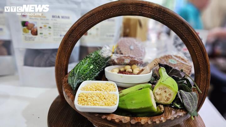 Bánh gạo lứt khổ qua, lá mơ mang hương vị lạ, sử dụng nguyên liệu dân dã quen thuộc trong mâm cơm Việt, hướng đến xu hướng quà Tết “healthy”.