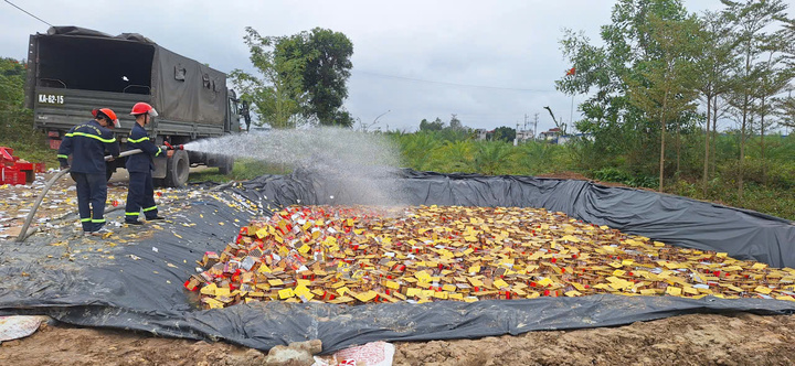 Lực lượng chức năng phun nước và đào hố chôn lấp tại thôn Tân Hợp, xã Xuân Cẩm, tỉnh Bắc Ninh. (Ảnh: Công an Bắc Ninh).