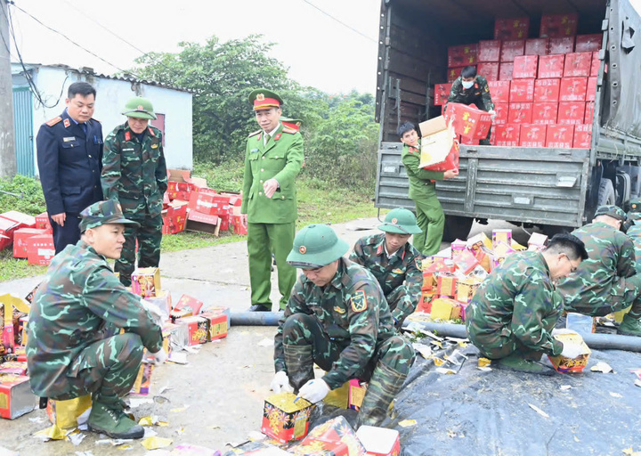 Lực lượng chức năng tiêu hủy gần 11 tấn pháo hoa nổ. (Ảnh: Công an Bắc Ninh).