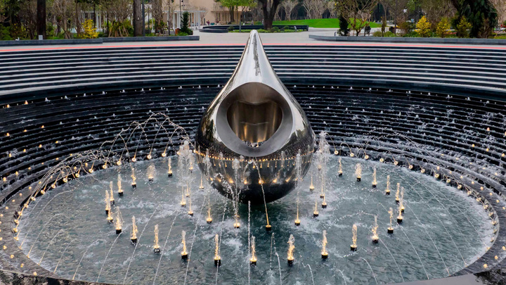 Bao quanh tượng đài là 9 bậc cấp và 360 ngọn nến nước.