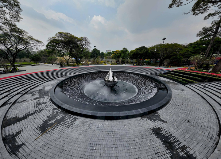 Trung tâm công viên số 1 Lý Thái Tổ đặt đài tưởng niệm đồng bào COVID-19 với biêu tượng giọt nước.