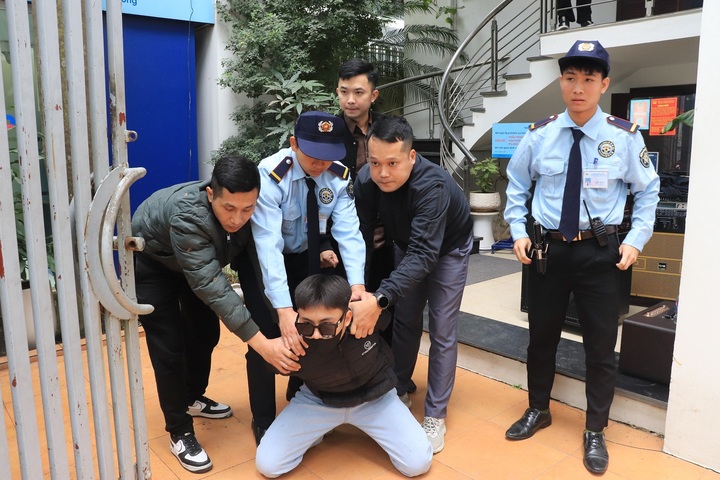 Cuộc diễn tập cho thấy sự phối hợp chặt chẽ, nhịp nhàng giữa các lực lượng là yếu tố then chốt quyết định hiệu quả xử lý tình huống. (Ảnh: Công anh TP Hà Nội0