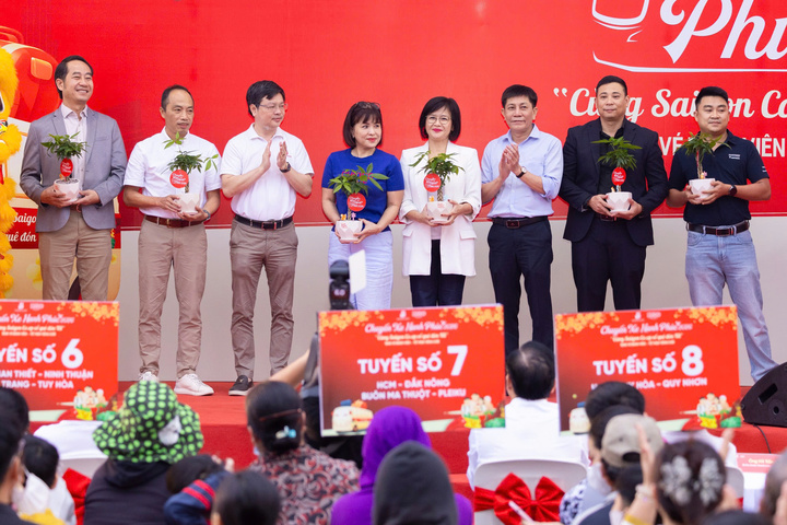 Đại diện Saigon Co.op trao quà tặng kỷ niệm cảm ơn các nhà tài trợ đồng hành cùng chương trình.