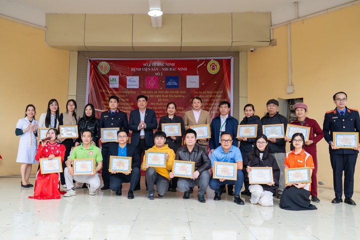 Chuyên gia bỉm đêm Gooby và đội ngũ y bác sĩ tại Bệnh viện Nhi Bắc Ninh.