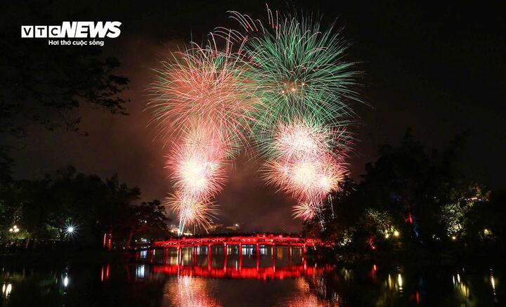 Đêm giao thừa chào năm mới Bính Ngọ, miền Bắc khả năng có mưa, miền Nam phổ biến ít mưa. (Ảnh minh hoạ)