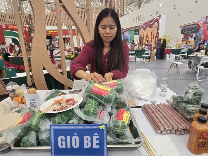 Gian hàng giò bê Tiến Giáp (Hà Tĩnh) ghi nhận lượng tiêu thụ lớn tại Hội chợ Mùa Xuân.