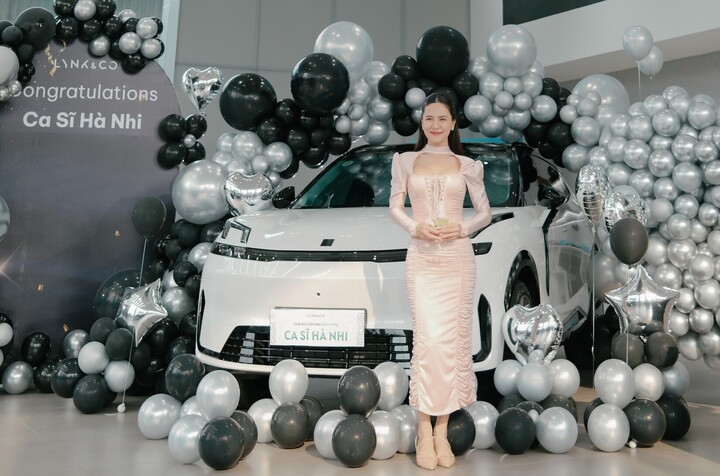 Ca sĩ Hà Nhi chọn xe hybrid là phương tiện di chuyển mới. (Ảnh: Lynk & Co Việt Nam)
