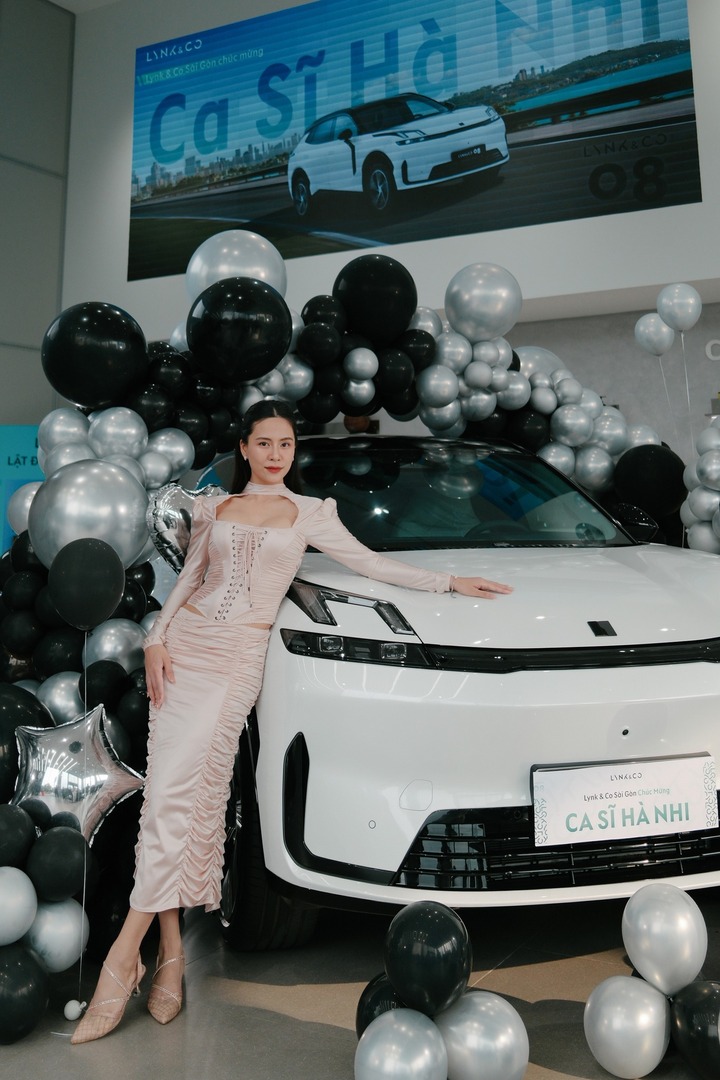 Giọng ca "Chưa quên người yêu cũ" chọn phiên bản cao cấp nhất của mẫu xe với nhiều tính năng hiện đại. (Ảnh: Lynk & Co Việt Nam)