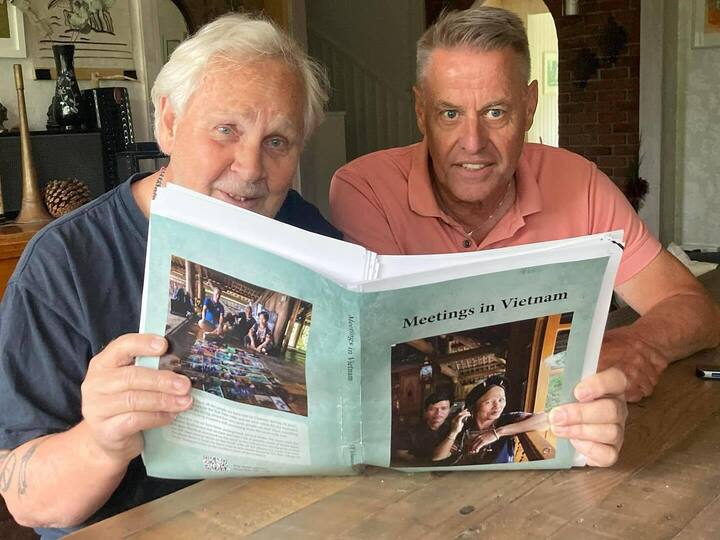 Ông Lasse Edwartz và ông Ulf Johansson cùng bản thảo cuốn sách ảnh về Việt Nam.
