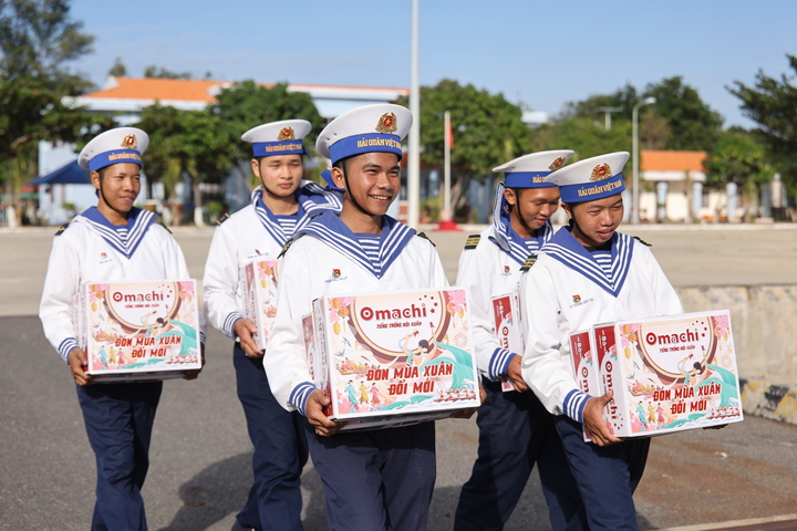 Omachi gửi đến Trường Sa những thùng Omachi Tiếng Trống Hội Xuân với lời chúc mùa xuân đổi mới.