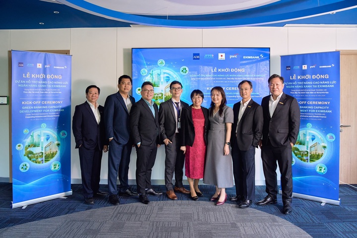 Đại diện Ban lãnh đạo Eximbank chụp hình lưu niệm cùng các đối tác tại chương trình.