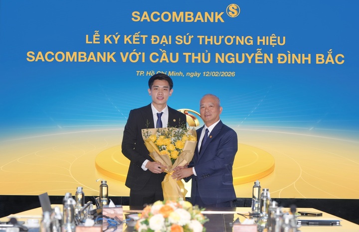 Ông Phan Đình Tuệ - Thành viên Hội đồng quản trị SACOMBANK - trao hoa chúc mừng cầu thủ tân đại sứ thương hiệu.