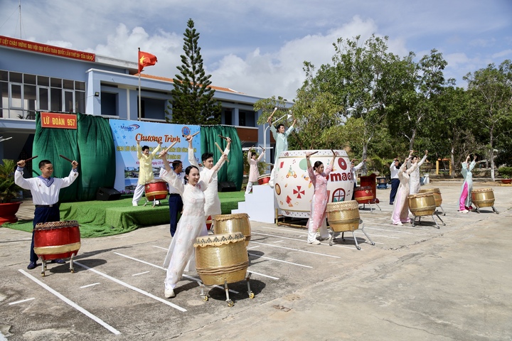 Từng hồi trống hội rộn rã vang lên, mùa xuân đổi mới đang về.