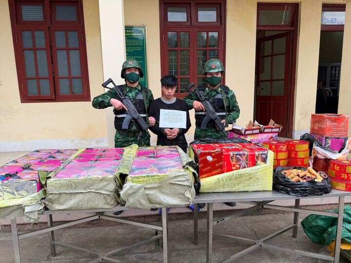 Nguyễn Ngọc Tài cùng tang vật bị lực lượng chức năng thu giữ.