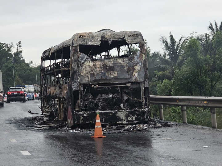 Xe khách trơ khung sau vụ cháy.