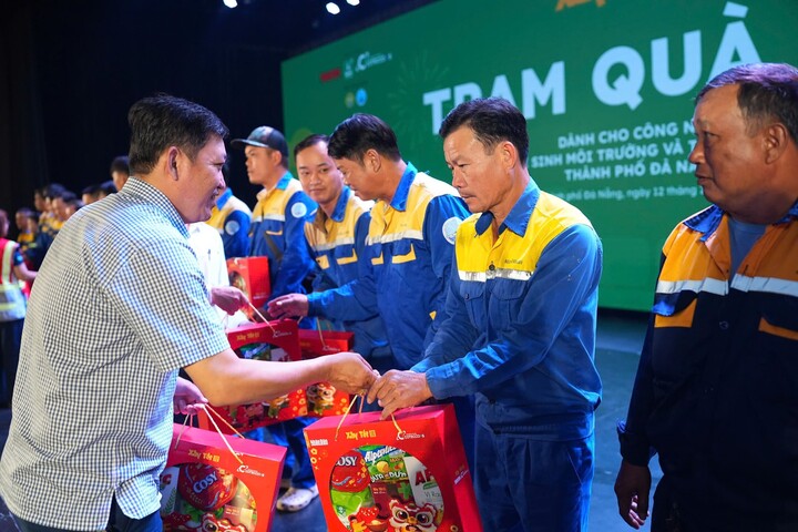 600 công nhân ở Đà Nẵng đón nhận quà Tết.