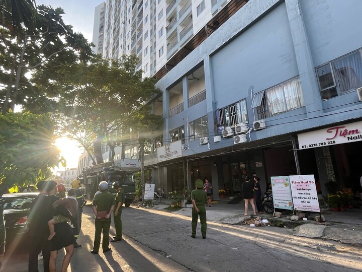 Nhiều người hoảng loạn, bỏ chạy xuống đất.