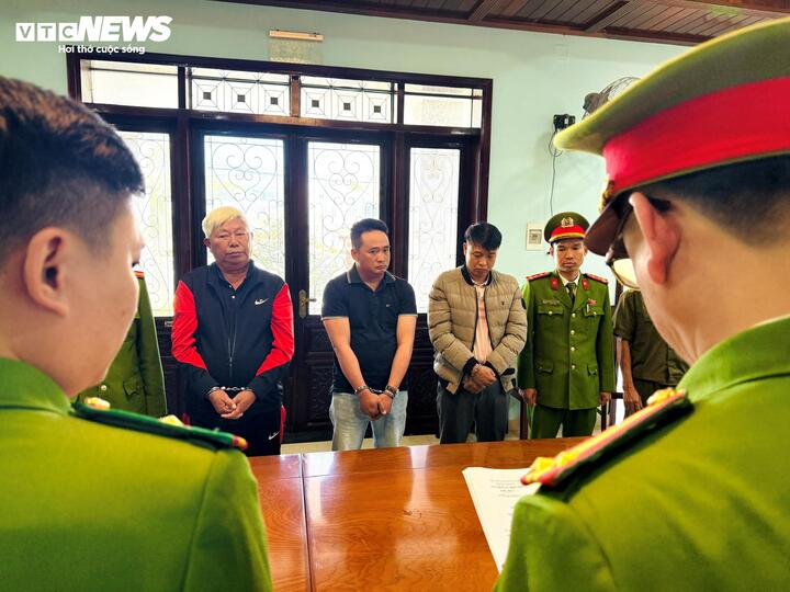 Cán bộ công an đang thi hành các quyết định khởi tố, lệnh bắt tạm giam đối với Trần Hải Sinh, Nguyễn Văn Phú và Phan Hùng Lĩnh. (Ảnh: Hồng Nhung)