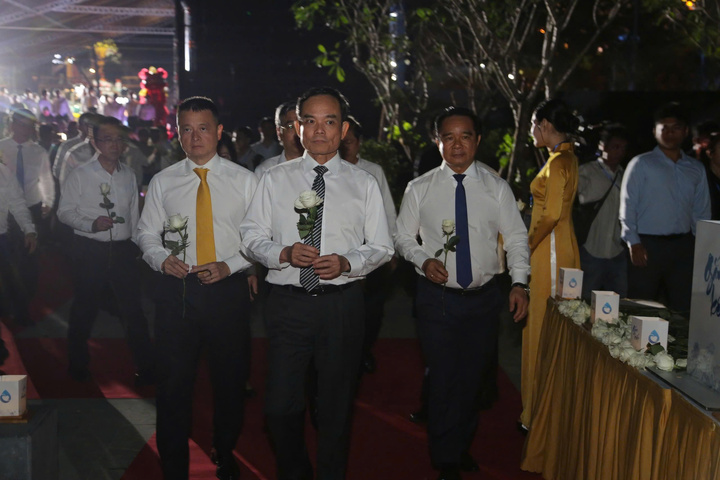 Lãnh đạo TP.HCM và người dân tưởng niệm đồng bào đã mất vì COVID-19 tại buổi khánh thành.