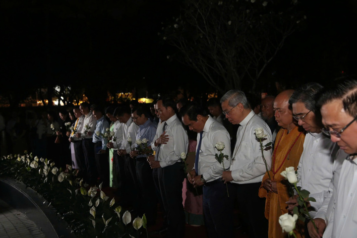 Lãnh đạo TP.HCM và người dân tưởng niệm đồng bào đã mất vì COVID-19.