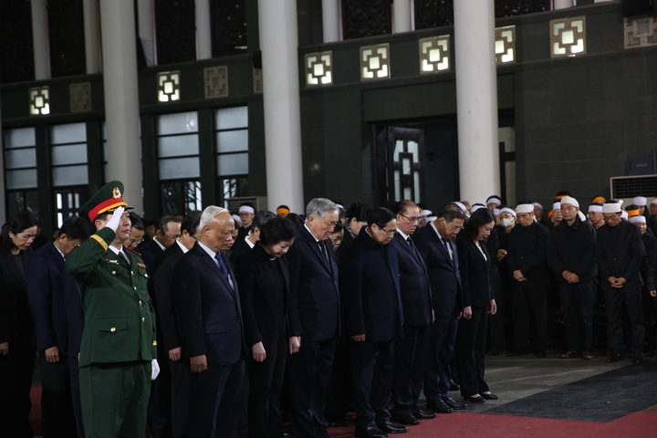 Đoàn đại biểu Ban Chấp hành Trung ương Đảng do Thủ tướng Phạm Minh Chính làm trưởng đoàn viếng đồng chí Đoàn Duy Thành.
