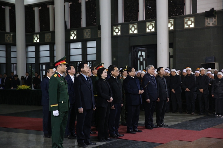 Đoàn Chính phủ do Thủ tướng Phạm Minh Chính làm trưởng đoàn viếng đồng chí Đoàn Duy Thành.