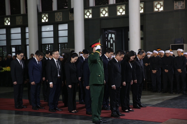 Đoàn Chủ tịch nước do Phó Chủ tịch nước Võ Thị Ánh Xuân làm trưởng đoàn viếng đồng chí Đoàn Duy Thành.
