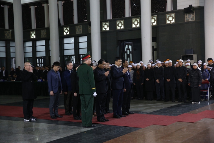 Đoàn Quốc hội do Phó Chủ tịch Quốc hội Vũ Hồng Thanh làm trưởng đoàn viếng đồng chí Đoàn Duy Thành.