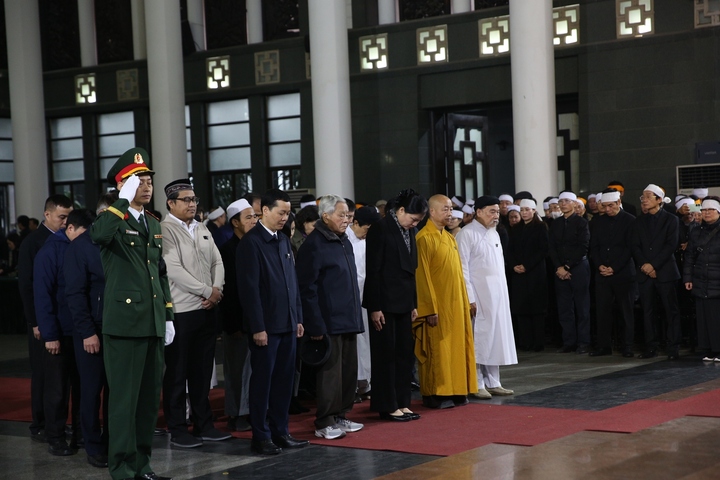 Đoàn Ủy ban Trung ương Mặt trận Tổ quốc Việt Nam do Phó Chủ tịch - Tổng Thư ký Ủy ban Trung ương Mặt trận Tổ quốc Việt Nam Hà Thị Nga làm trưởng đoàn viếng đồng chí Đoàn Duy Thành.