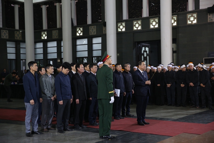 Đoàn Văn phòng Trung ương Đảng do Chánh văn phòng Trung ương Đảng Phạm Gia Túc làm trưởng đoàn viếng đồng chí Đoàn Duy Thành.