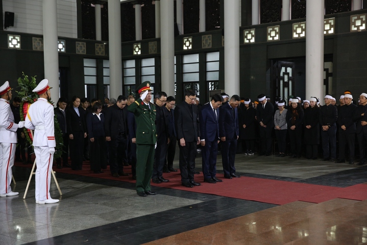 Đoàn Văn phòng Chính phủ do Bộ trưởng, Chủ nhiệm Văn phòng Chính phủ Trần Văn Sơn làm trưởng đoàn viếng đồng chí Đoàn Duy Thành.