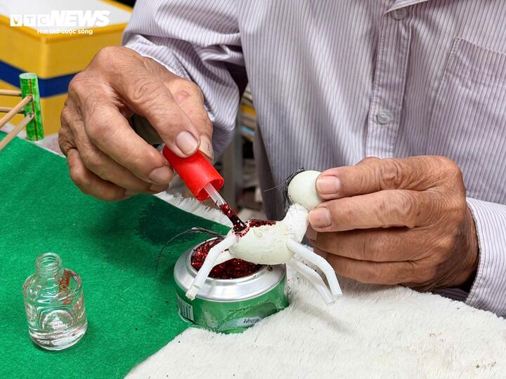 Năm Bính Ngọ 2026, căn phòng nhỏ ấy lại đầy ắp hình ảnh những chú ngựa với nhiều sắc thái khác nhau. Trên chiếc bàn phủ thảm trắng, ông cẩn thận bày biện từng tác phẩm vừa hoàn thành để người xem thưởng lãm.