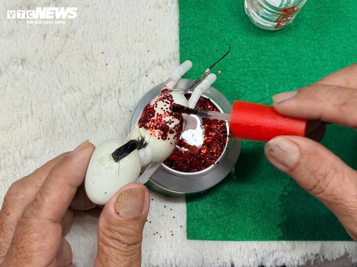 Các mảnh vỏ được kết nối bằng keo, kết hợp thêm những vật liệu phụ trợ như mút xốp, ống nhựa, đất sắt, chì… để tạo phần chân, tay hay các chi tiết nhỏ. Cuối cùng là công đoạn phun sơn, hoàn thiện để linh vật có màu sắc và thần thái gần với nguyên mẫu nhất. Với những mẫu ngựa đơn giản, ông có thể hoàn thành trong khoảng một giờ. Nhưng những mẫu nhiều chi tiết, đòi hỏi độ tỉ mỉ cao, có khi mất 4 - 5 giờ đồng hồ mới xong.