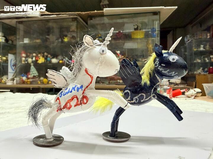 Gần hai thập niên trước, để giúp học trò hứng thú hơn với các từ vựng về Noel, thầy Tâm đã thử làm một ông già Noel bằng vỏ trứng gà minh họa cho bài giảng. Không ngờ, “tác phẩm” ấy lại được các em đón nhận nồng nhiệt. Từ đó, niềm vui sáng tạo được nhen lên, thầy Tâm bắt đầu tạo hình thêm nhiều nhân vật, linh vật cho các dịp lễ, Tết khác nhau.