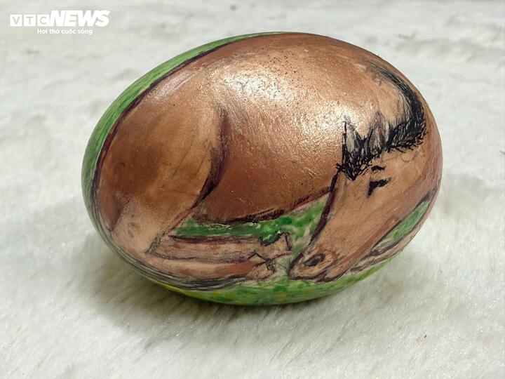 Từ những vỏ trứng mỏng manh, thầy Tâm không chỉ tạo nên linh vật ngày Tết, mà còn gửi gắm vào đó sự tỉ mỉ, lòng yêu nghề và tinh thần sáng tạo không tuổi.