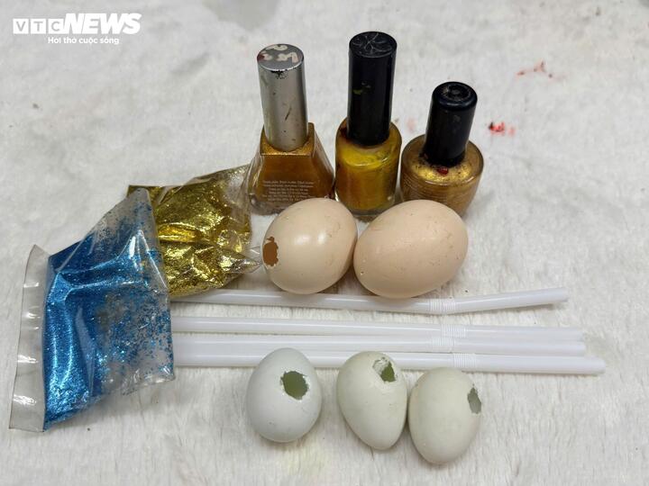 Để làm ra một linh vật bằng vỏ trứng không hề đơn giản. Theo ông Tâm, trước tiên phải chọn được mẫu phù hợp, nghiên cứu kỹ hình dáng, tỷ lệ, thần thái. Sau đó, ông tìm mua các loại trứng như gà, vịt, cút, thậm chí cả trứng đà điểu để chọn chất liệu thích hợp cho từng chi tiết. Trứng được làm sạch hoàn toàn phần bên trong, phơi khô rồi mới tiến hành tạo hình.