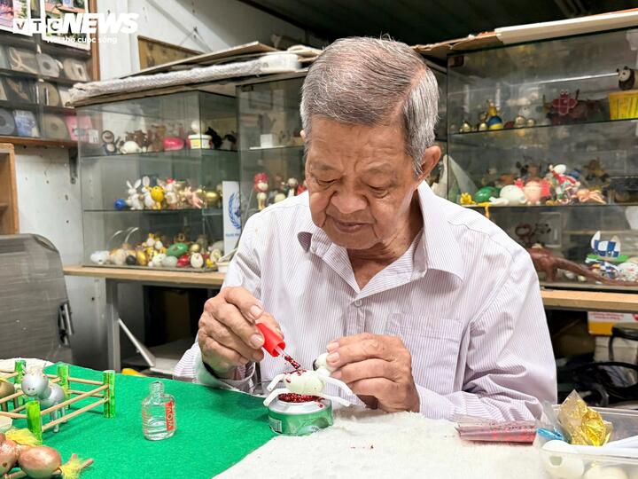 Dưới đôi bàn tay khéo léo và óc sáng tạo của thầy giáo già Nguyễn Thành Tâm, những quả trứng tưởng chừng bỏ đi bỗng hóa thành các hình tượng sinh động, bắt mắt, mang theo không khí rộn ràng của năm mới.