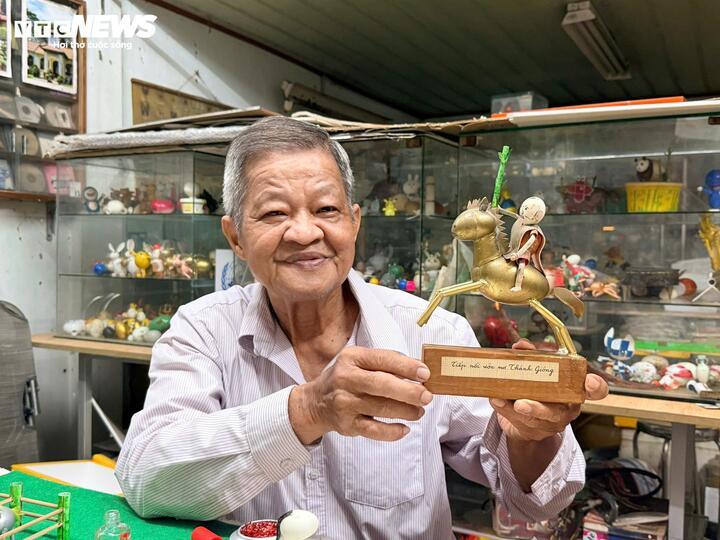 Mỗi chú ngựa được thể hiện một nét tính cách riêng, khi thì uy dũng, khi lại vui nhộn, tinh nghịch, nhưng tất cả đều toát lên tinh thần tươi vui, phấn khởi đón chào năm mới. Trong ảnh là bức tượng Thánh Gióng cưỡi ngựa.