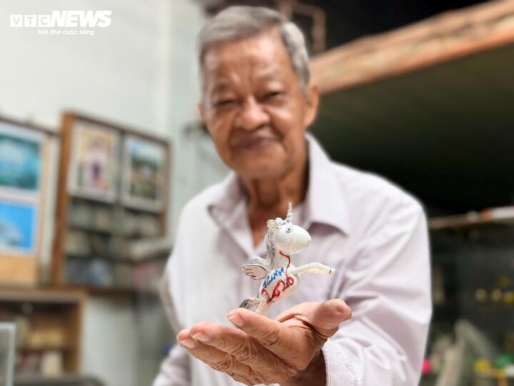 Theo ông Tâm, để có được tác phẩm đúng với thực tế, công đoạn chọn vỏ trứng đặc biệt quan trọng. Vỏ phải đều, không nứt, có độ dày phù hợp với ý tưởng tạo hình. Chỉ một sơ suất nhỏ cũng có thể làm hỏng cả quá trình. Chính vì vậy, công việc này đòi hỏi sự kiên nhẫn, cẩn trọng và đôi tay thật vững vàng.