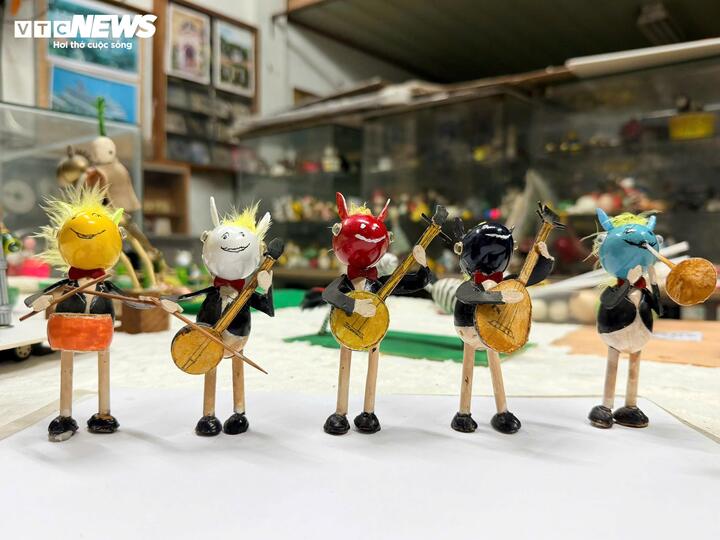 Đặc biệt, có cả “ban nhạc ngựa” với những nhạc cụ dân tộc cũng được tạo hình từ vỏ trứng gà.