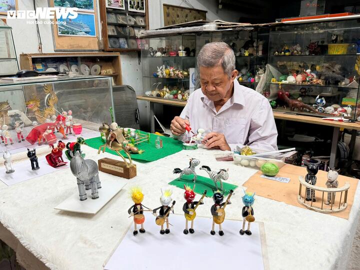 Giữa căn phòng nhỏ trên lầu 4 chung cư Nguyễn Văn Lượng 2 (phường Thông Tây Hội, TP.HCM), mỗi độ xuân về lại rộn ràng sắc màu của những linh vật Tết được tạo nên từ một chất liệu đặc biệt - vỏ trứng.