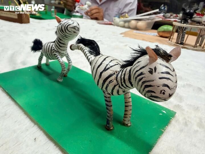 Suốt 19 năm qua, mỗi năm thầy giáo Tâm đều thực hiện bộ sưu tập linh vật theo con giáp của năm mới. Tính đến nay, ông đã sáng tạo hơn 1.000 tác phẩm nghệ thuật từ vỏ trứng các loại. Đầu năm 2010, ông được Trung tâm Sách Kỷ lục Việt Nam trao Bằng xác lập kỷ lục là người tạo hình bằng vỏ trứng nhiều nhất. Trong ảnh là "ngựa non háu đá".