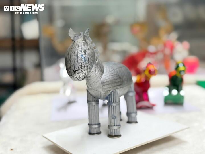 Ngựa gỗ thành Troia được làm từ vỏ trứng ngỗng và trứng gà ta.