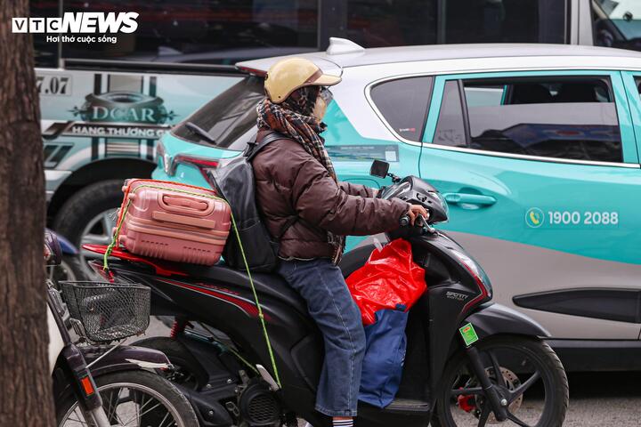 Tay xách nách mang rời Thủ đô về quê ăn Tết - 15