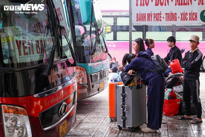 Tay xách nách mang rời Thủ đô về quê ăn Tết - 7