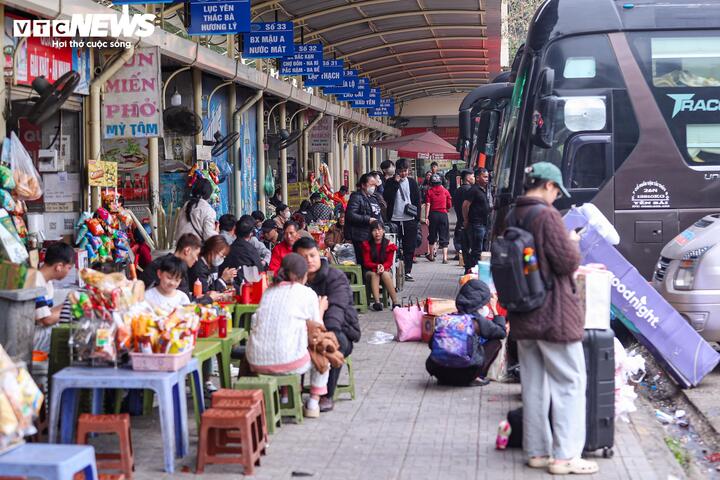 Chiều 12/2, khu vực bến xe Mỹ Đình đông nghẹt người đổ về để đón xe về quê ăn Tết.